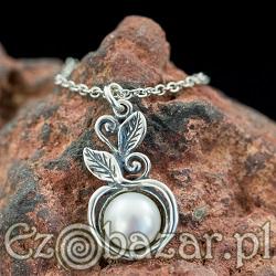 Sylvestra - srebrny talizman z perłą i srebrnym łańcuszkiem